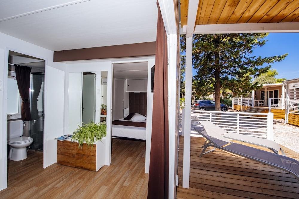 Zaton Holiday Resort Mobile Homes Нин Екстериор снимка
